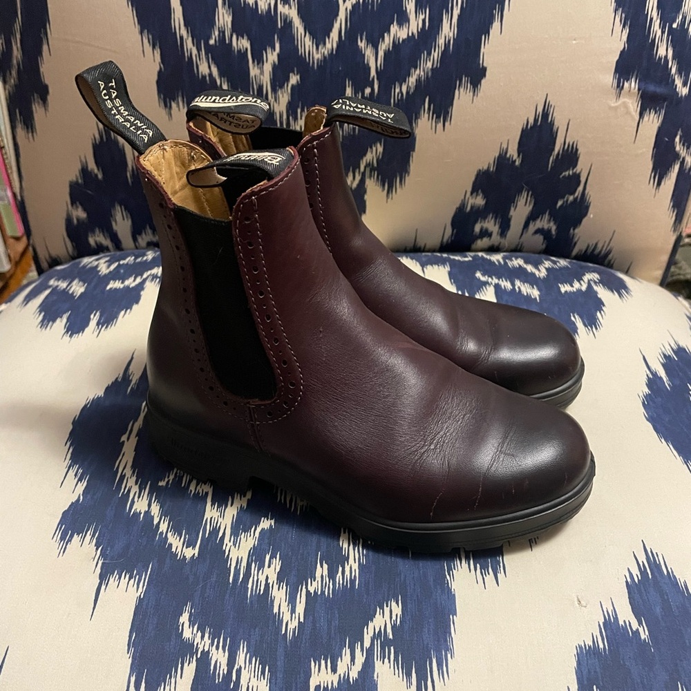 #1352 Shiraz Blundstones